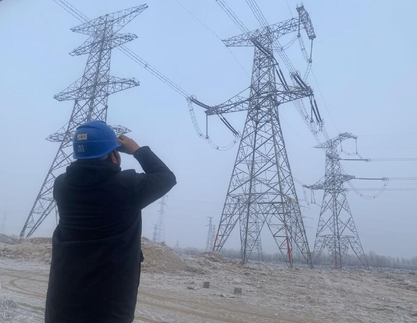 內(nèi)蒙古烏海超高壓供電公司防污除閃，寒冬堅守一線