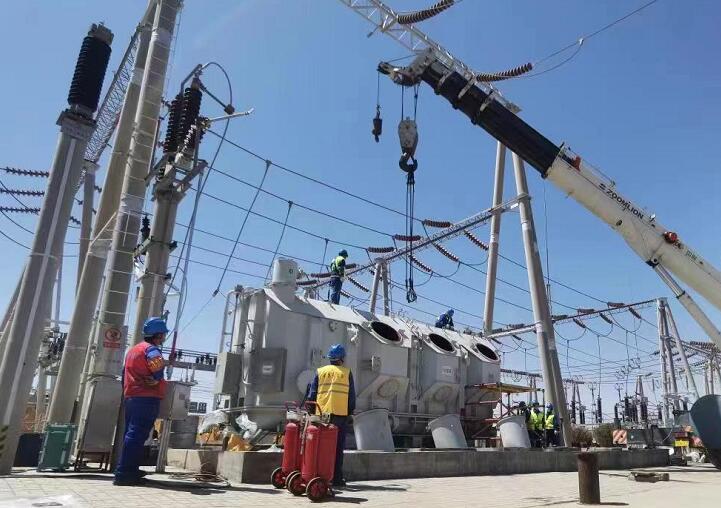 吊罩成功！主變大修工程為“綠色電”保駕護(hù)航