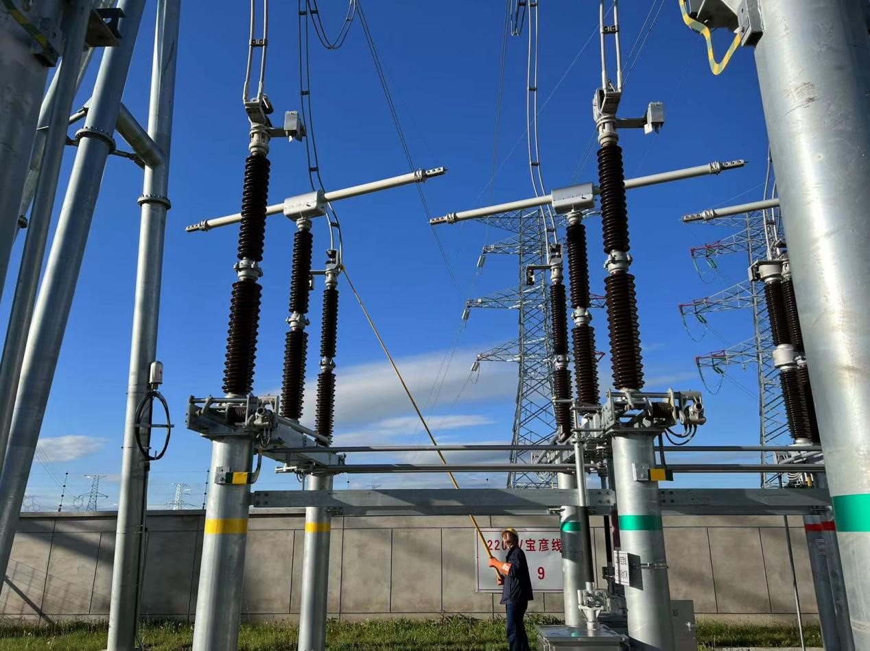 錫林郭勒超高壓供電公司圓滿完成塔寶I、II線間隔啟動(dòng)工作