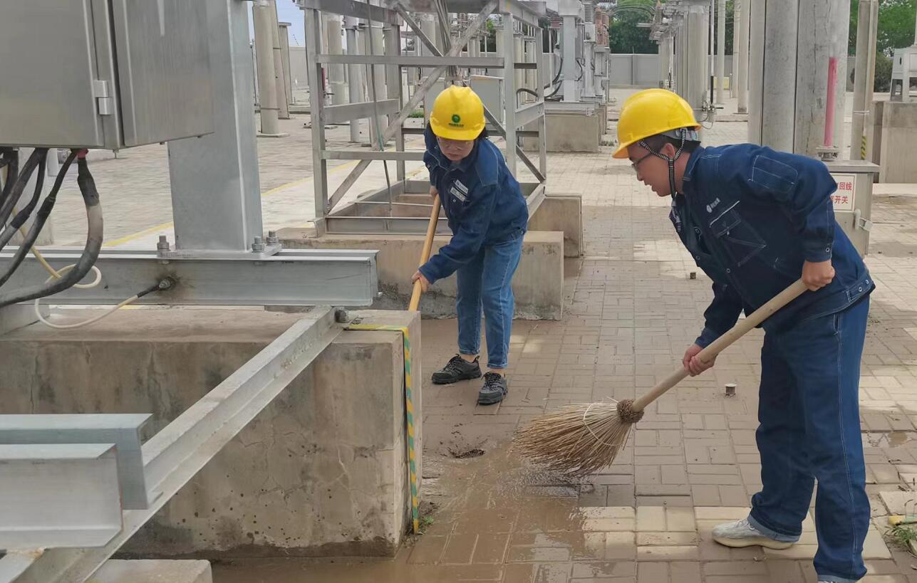 戈壁有雨，阿電人全力出擊保供電