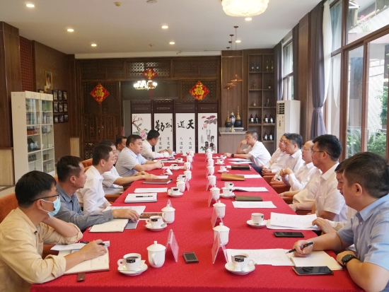 中國電建黨委常委、副總經(jīng)理徐鵬程與海南萬寧市委書記蓋文啟、市長王三防座談