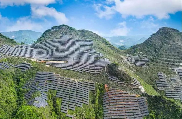 全國(guó)首例！吉電股份“大容量、高坡度”集中式山地光伏項(xiàng)目并網(wǎng)