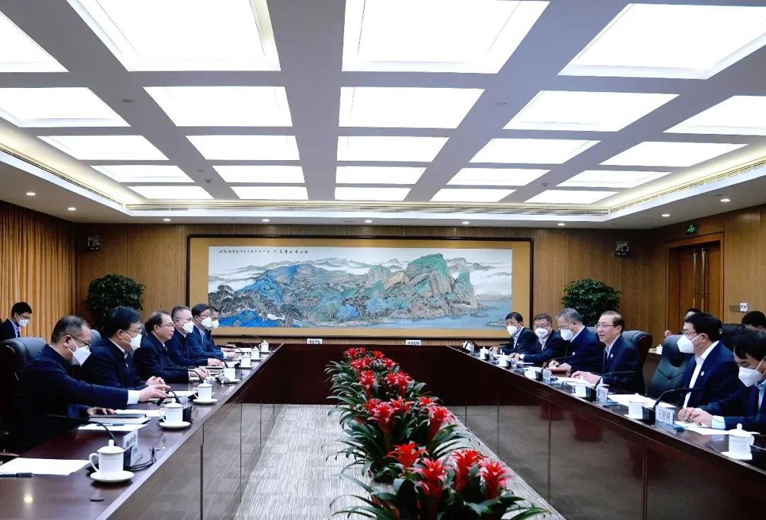 華電集團(tuán)董事長江毅、總經(jīng)理葉向東與國家電網(wǎng)董事長辛保安、總經(jīng)理張智剛舉行會談