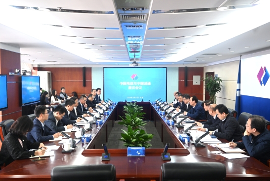 中國電建黨委書記、董事長丁焰章與中國誠通集團黨委書記、董事長朱碧新會談