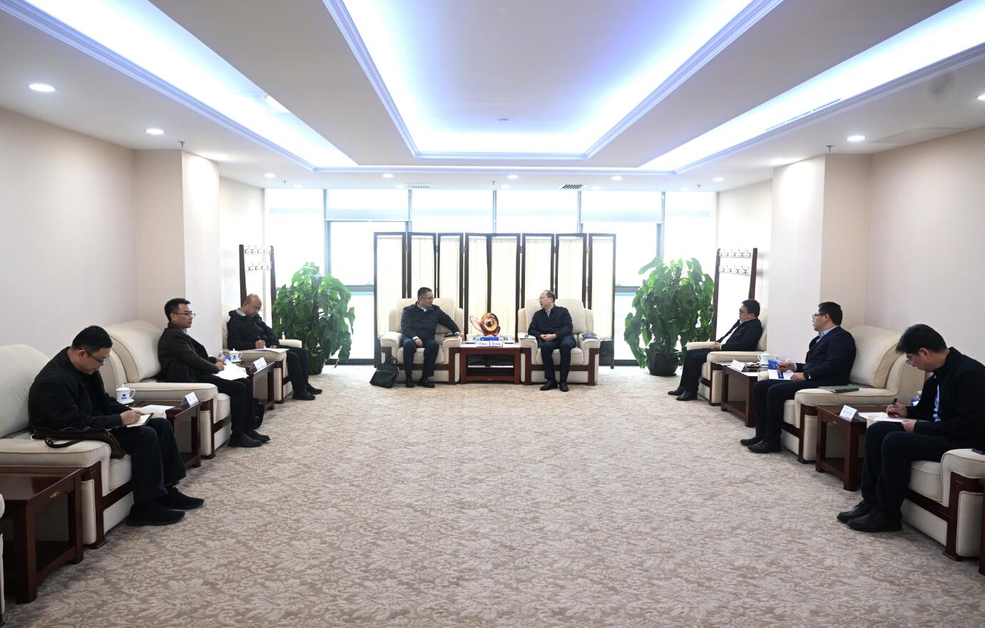 中國電建黨委常委、副總經(jīng)理徐鵬程與西藏開發(fā)投資集團黨委書記、董事長祁騰武會談