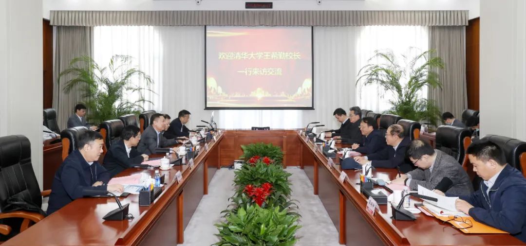 顧軍與清華大學(xué)黨委副書記、校長王希勤會談