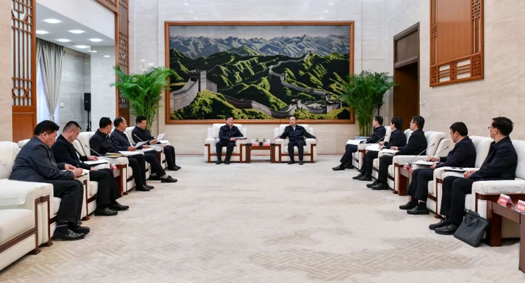 大唐集團(tuán)黨組書記、董事長(zhǎng)鄒磊與青海省海南州委書記呂剛、州長(zhǎng)尕瑪朋措會(huì)談