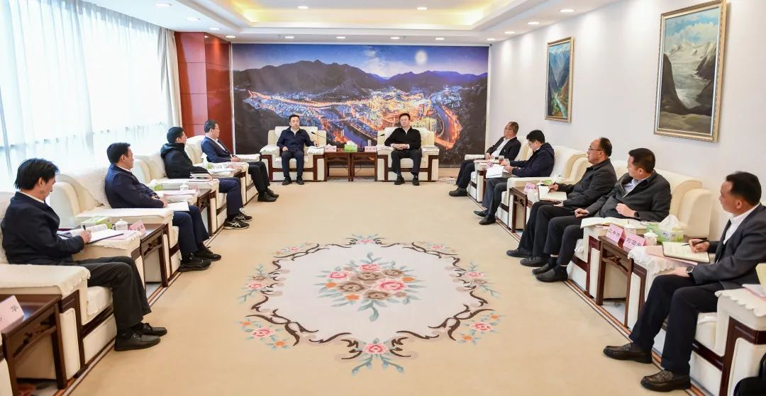 鄒磊與西藏自治區(qū)政府副主席、昌都市委書記龔會(huì)才，昌都市委副書記、市長羅慶伍會(huì)談