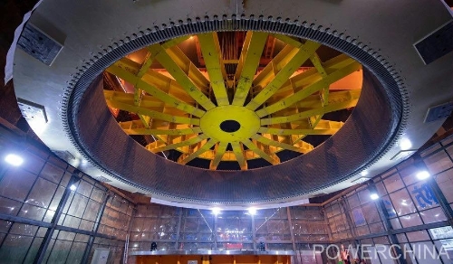 黃河上游在建海拔最高、裝機(jī)容量最大的水電站首臺(tái)機(jī)組定子順利吊裝