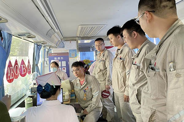 臨汾熱電公司組織“熱血與大愛同流，真情與奉獻(xiàn)同行”無償獻(xiàn)血活動