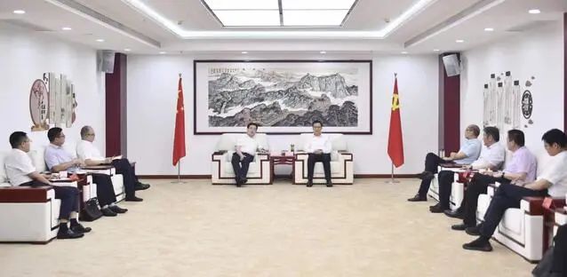 漯河市委書記秦保強、市長黃鈁會見中國電建華中區(qū)總部黨委書記、總經(jīng)理蹇尚友一行