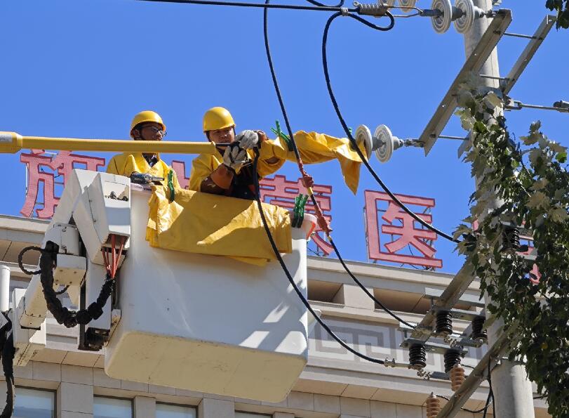 阿拉善供電公司迎夏峰帶電消缺，保醫(yī)電“汗”衛(wèi)民生