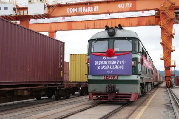 國產(chǎn)新能源汽車，坐火車“出?！?