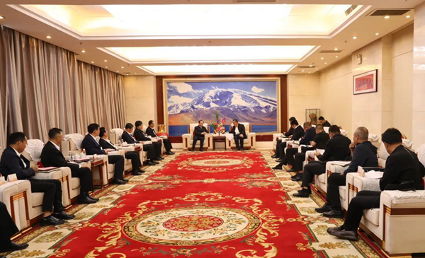 華電集團黨組書記、董事長江毅與喀什地委副書記、行署專員艾尼瓦爾·吐爾遜舉行會談