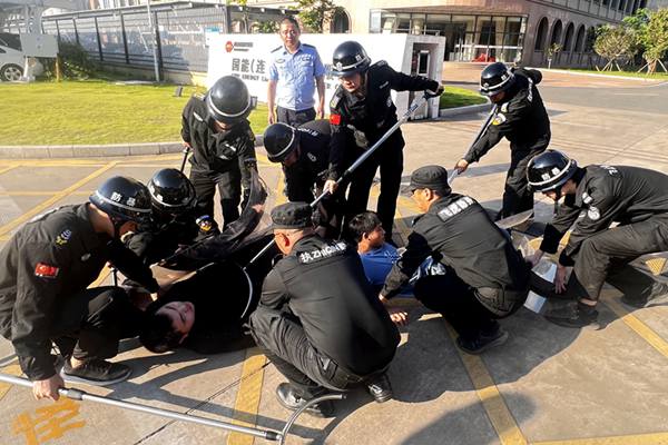 圖為保安隊組織開展專項(xiàng)防恐應(yīng)急演練