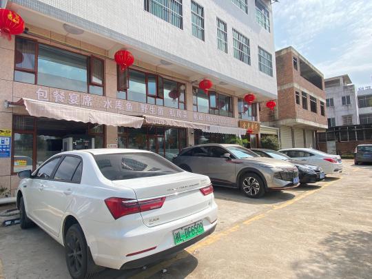返鄉(xiāng)新能源車主尋覓公用充電樁，鄉(xiāng)村充電補能仍有待解決