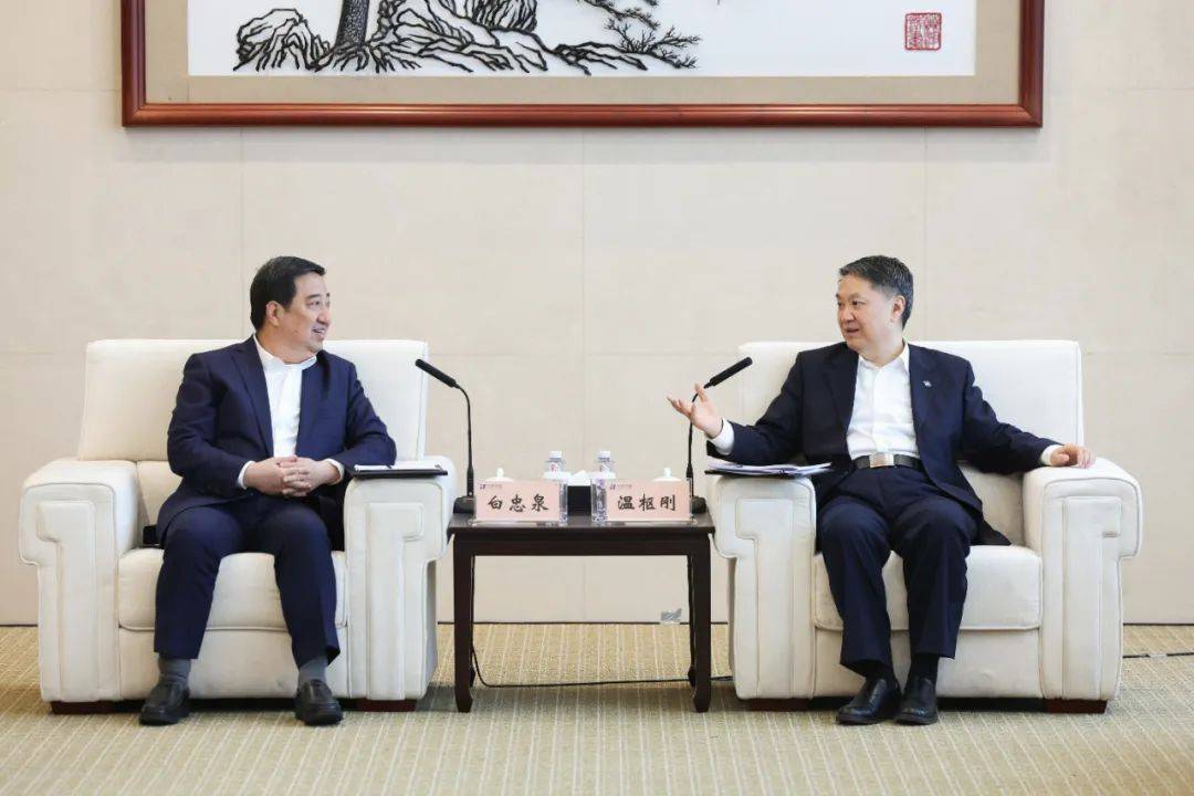 中國電氣裝備董事長白忠泉、總經(jīng)理周群拜訪中國華能董事長溫樞剛