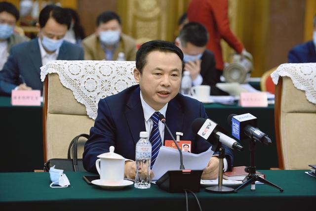 【兩會好聲音】全國人大代表、天能控股董事長張?zhí)烊危和苿印犊稍偕茉捶ā沸抻?，保障國家能源安? /></a></div>
				<div   id=