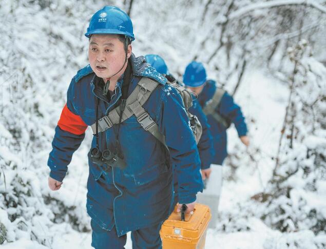 【國網(wǎng)楷?！恐芗t亮：巡行秦嶺深處 守護線路安全