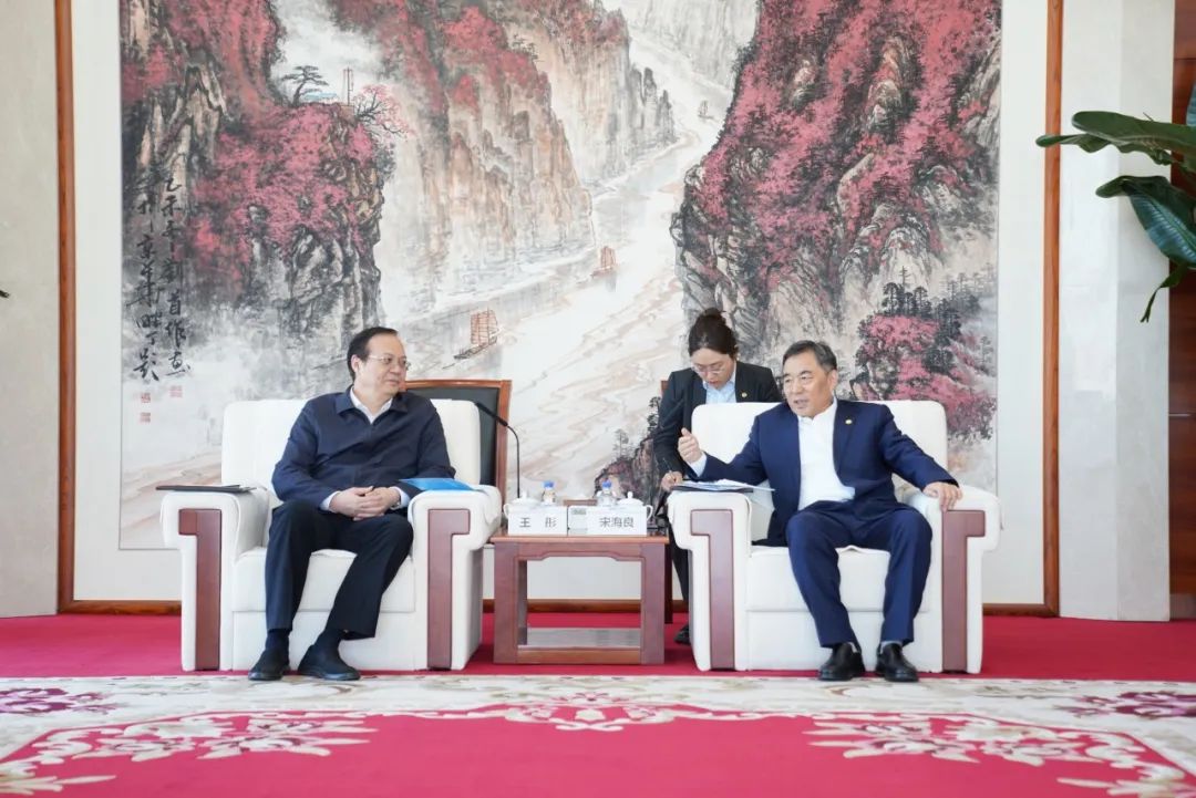 中國(guó)能建黨委書記、董事長(zhǎng)宋海良與歐洲自然科學(xué)院院士、中國(guó)發(fā)展研究院院長(zhǎng)王彤會(huì)談
