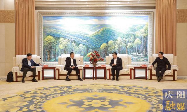 慶陽(yáng)市委書記黃澤元、市長(zhǎng)周繼軍與山東能源集團(tuán)黨委書記、董事長(zhǎng)李偉一行座談