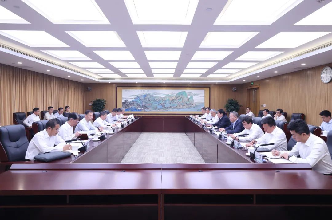 國家能源局黨組書記、局長章建華赴國家電網(wǎng)公司調(diào)研迎峰度夏電力保供工作