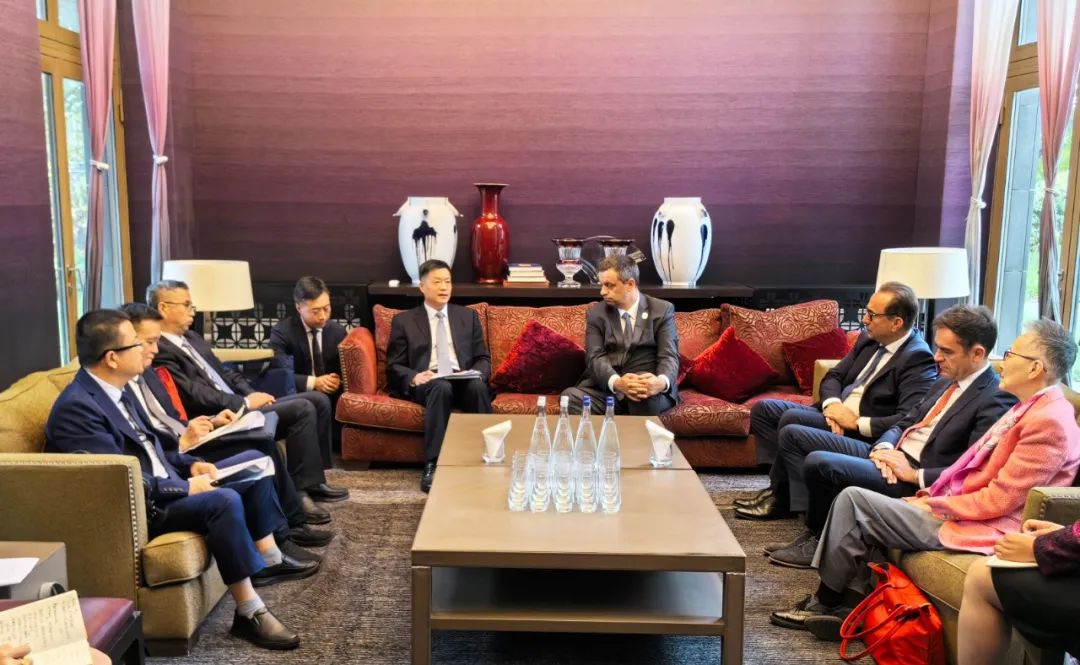 東方電氣集團(tuán)黨組書記、董事長(zhǎng)俞培根與法國(guó)電力集團(tuán)董事長(zhǎng)兼首席執(zhí)行官呂克·雷蒙會(huì)談