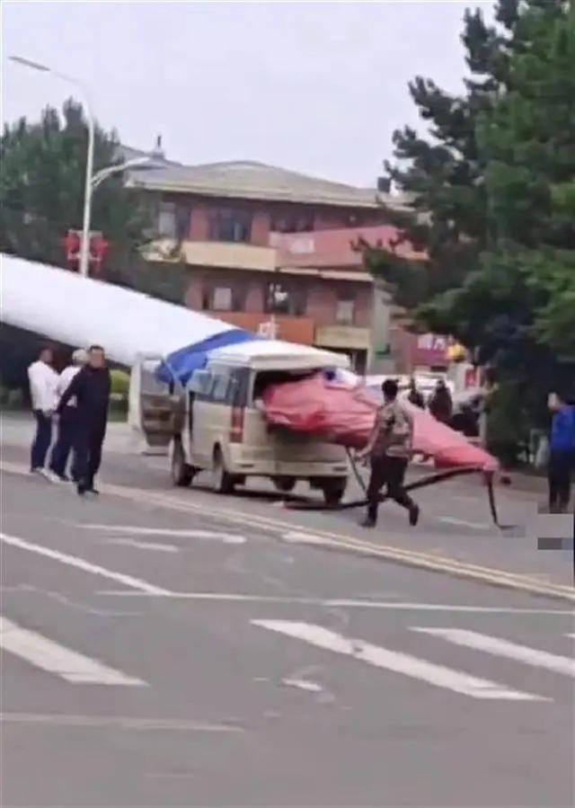 黑龍江一面包車被風電機葉片刺穿，知情人：車上載有7人