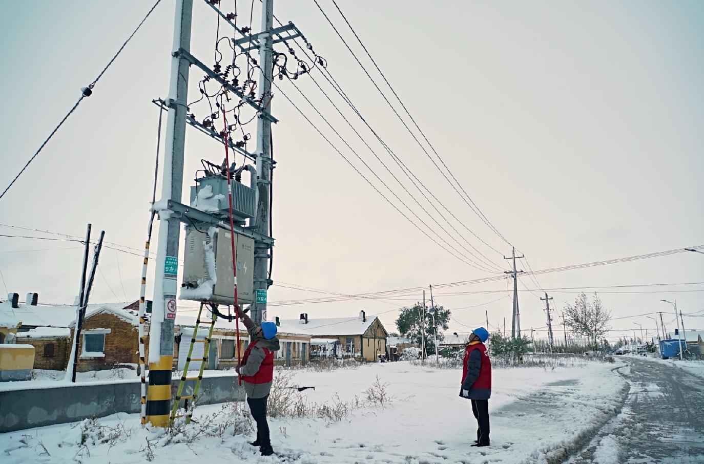 國網(wǎng)滿洲里供電公司：狂風(fēng)暴雪襲北疆 供電保障顯擔(dān)當