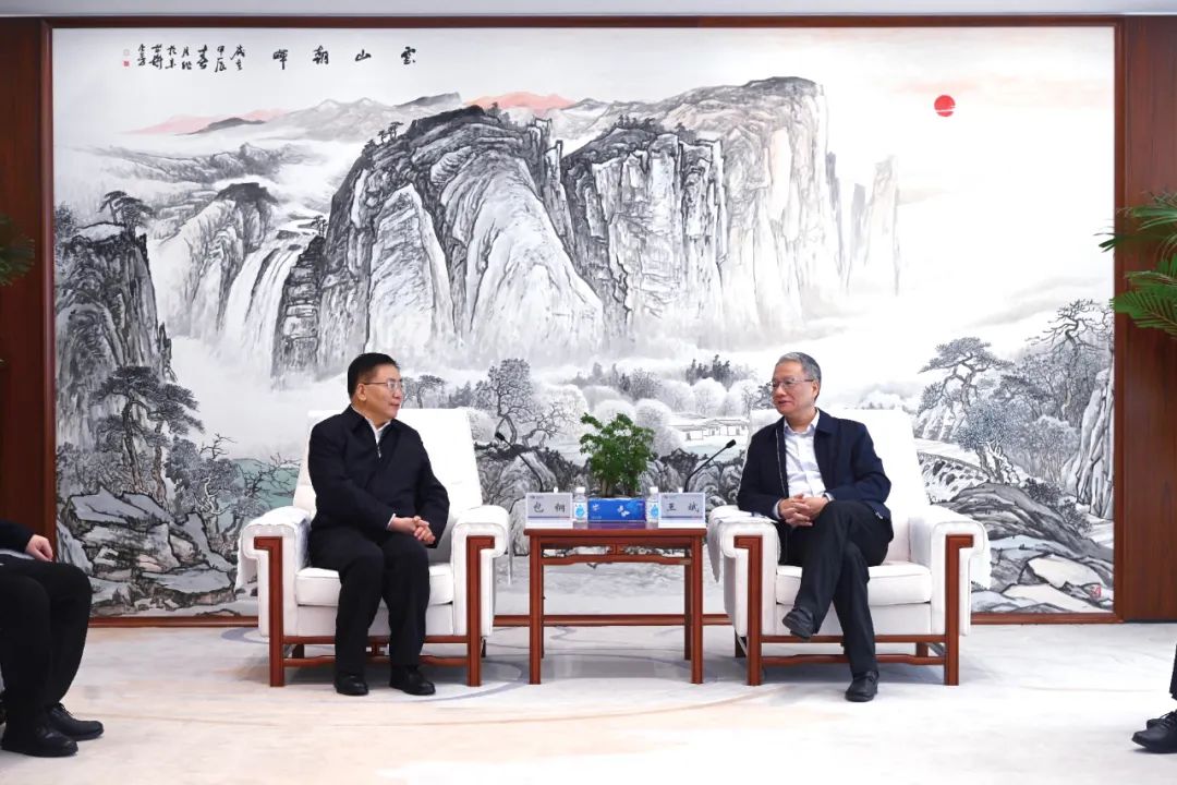 中國電建黨委副書記、總經(jīng)理王斌與內(nèi)蒙古自治區(qū)黨委常委、呼和浩特市委書記包鋼會談