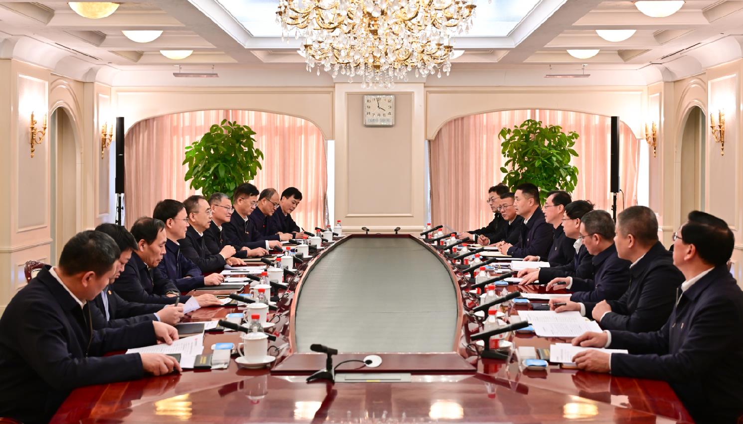 大唐集團董事長鄒磊、總經(jīng)理張傳江與中國安能董事長陳奕輝、總經(jīng)理周慶豐會談
