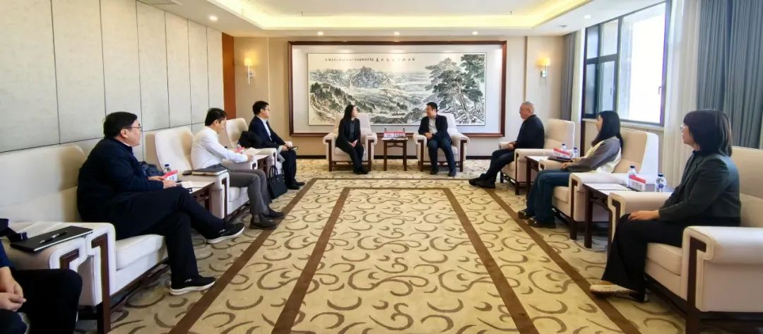 中國(guó)農(nóng)業(yè)銀行吉林省分行黨委委員、副行長(zhǎng)兼長(zhǎng)春分行黨委書(shū)記、行長(zhǎng)曹紅一行拜訪華電吉林公司