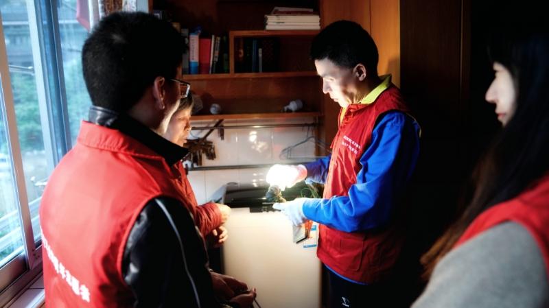 國網浙江物資公司電力青年主動上門服務，“電暖”千萬家